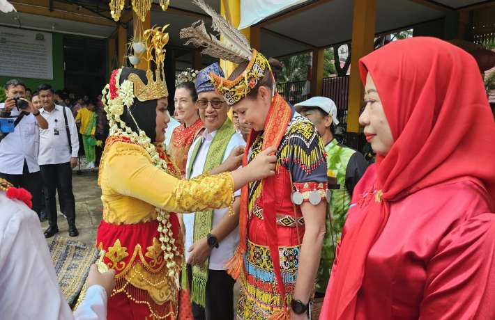 SEMINGGU BERSAMA CARLY DAN ODETTE GURU PIMLICO STATE HIGHT SCHOOL AUSTRALIA DI SMPN 3 SINGKAWANG